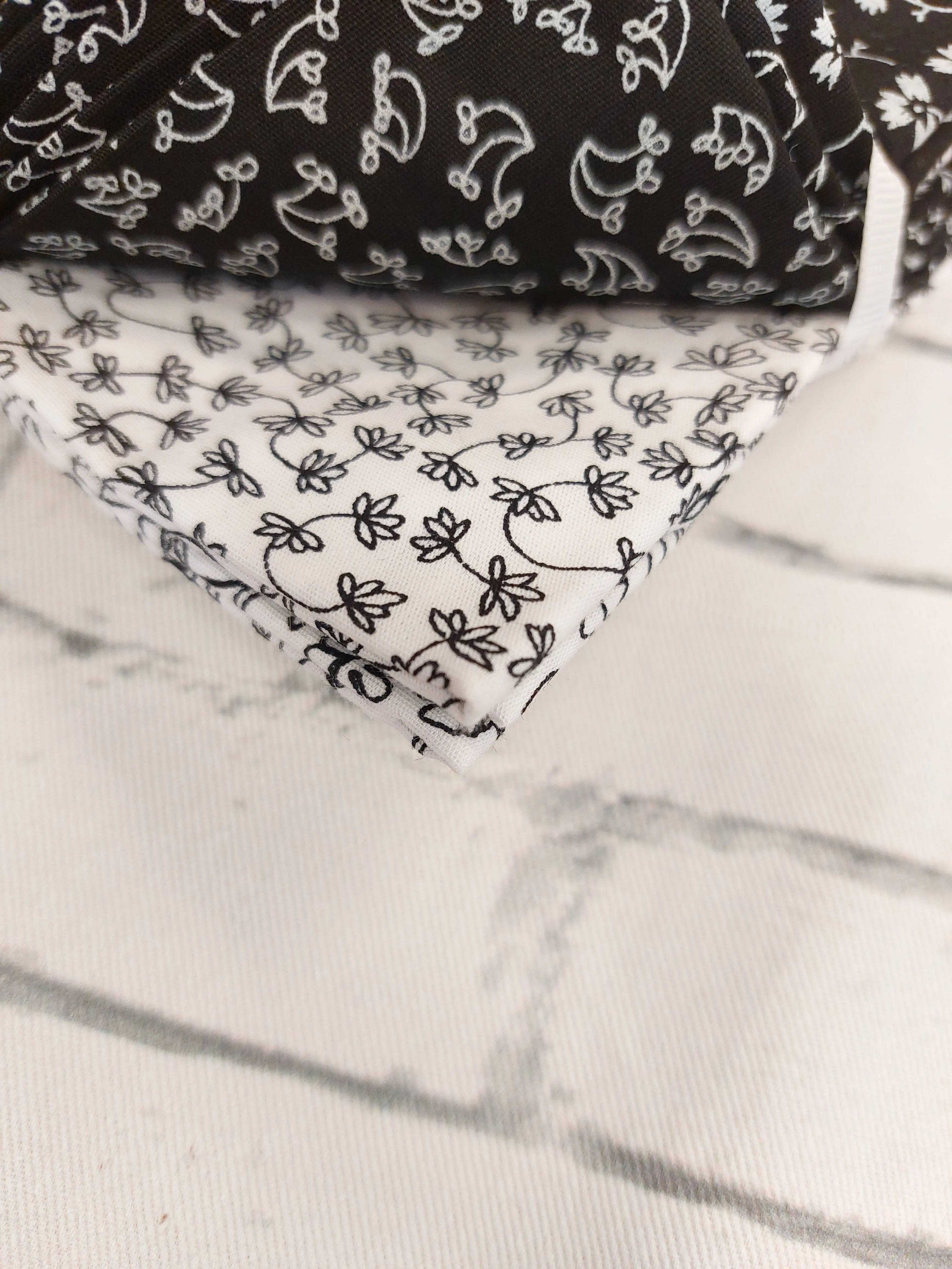 Black & White Floral 6 Piece Fat Quarter Fabric Pack - Ombre Trends by Heather Jacks